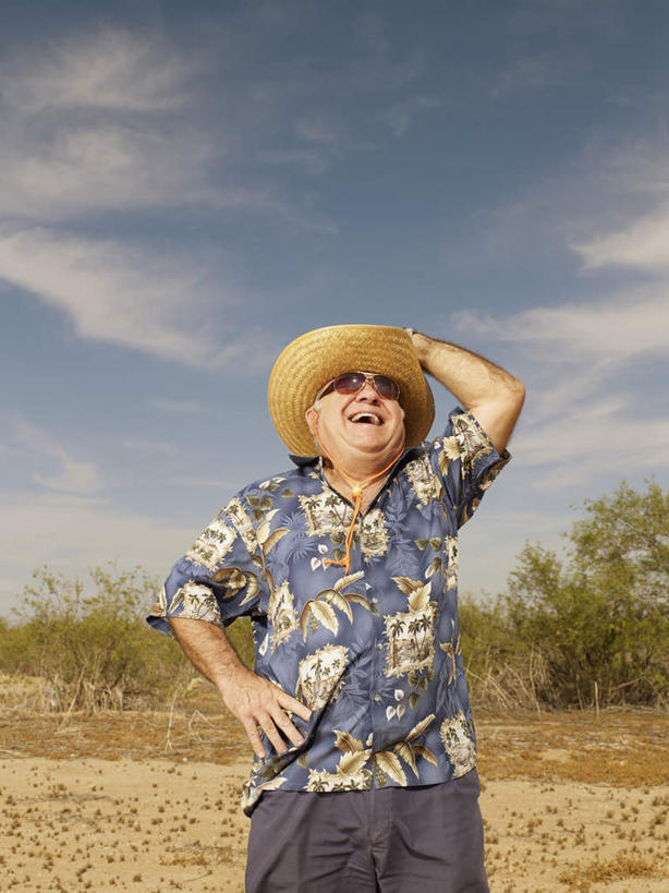 西方人,一个人,站,笑,微笑,露齿笑,竖图,室外,白天,仰视,民族服装,衬衫,旅游,度假,美景,植物,帽子,欧洲,欧洲人,仅一个男性,仅一个人,阴影,光线,草帽,墨镜,眼镜,影子,景观,云,云朵,云彩,注视,娱乐,手叉腰,树,树木,蓝色,绿色,白云,蓝天,天空,阳光,自然,太阳镜,太阳眼镜,天,叉腰,观察,看,站着,仅一个老年男性,享受,休闲,遮阳镜,景色,放松,生长,晴朗,成长,观看,察看,关注,自然风光,老年男性,男人,男性,白种人,晴空,站立,半身,彩图,低角度拍摄,衬衣,传统服装,民俗服,夏威夷衬衫