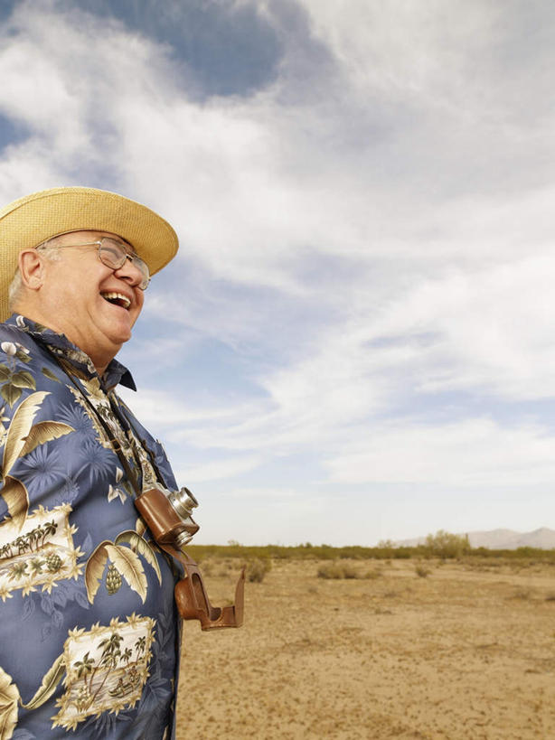 西方人,一个人,站,笑,微笑,露齿笑,竖图,室外,白天,仰视,民族服装,衬衫,旅游,度假,美景,植物,帽子,相机,欧洲,欧洲人,仅一个男性,仅一个人,一副,阴影,光线,草帽,眼镜,影子,景观,云,云朵,云彩,注视,娱乐,树,树木,拍照,蓝色,绿色,白云,蓝天,天空,阳光,自然,数码相机,天,观察,看,站着,仅一个老年男性,享受,休闲,景色,单反,放松,摄影,生长,晴朗,成长,观看,单反相机,老花镜,察看,关注,自然风光,远视眼镜,老年男性,男人,男性,白种人,照相机,晴空,站立,半身,彩图,低角度拍摄,衬衣,传统服装,民俗服,照相,夏威夷衬衫