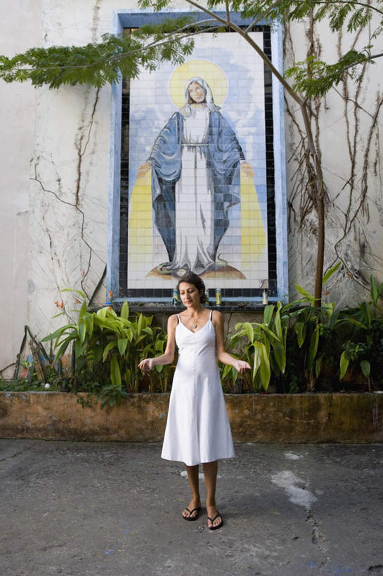 西方人,一个人,站,竖图,室外,白天,正面,裙子,植物,欧洲,欧洲人,仅一个女性,仅一个人,圣母,圣母玛利亚,连衣裙,节日,墙,注视,文化,墙壁,墙面,树,树木,绿色,白色,自然,观察,看,祈祷,站着,仅一个中年女性,健康,许愿,宗教,信仰,生长,成长,观看,纪念,祈求,察看,基督教,关注,天主教,玛利亚,圣女,平安,女人,女性,中年女性,白种人,站立,彩图,全身