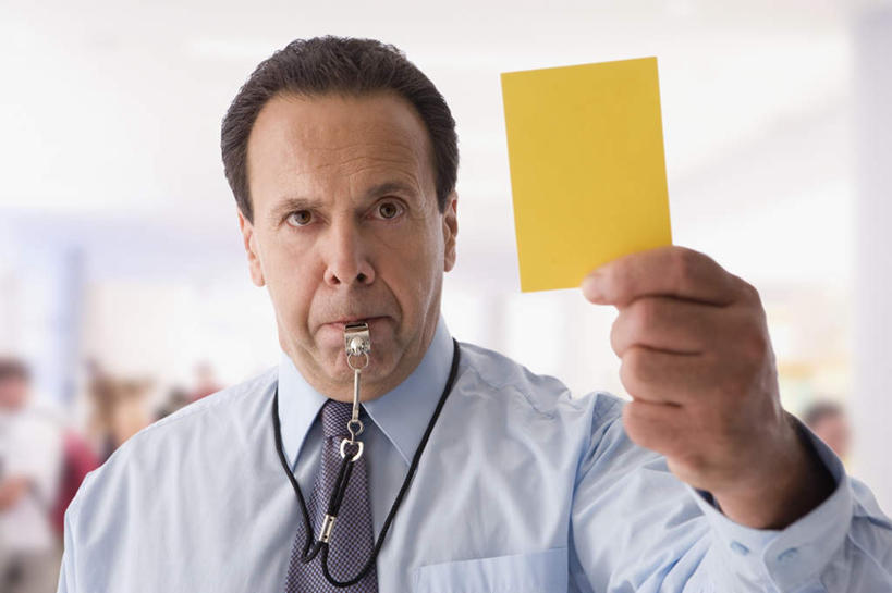 西方人,一个人,商务人士,商务男性,站,横图,室内,白天,正面,衬衫,比赛,欧洲,欧洲人,仅一个男性,仅一个人,握,套装,朦胧,模糊,传递,信息,领带,哨子,黄牌,警告,拿,拿着,注视,吹,观察,看,站着,仅一个老年男性,警示,联络,握着,观看,禁止,声音,提醒,信号,察看,口哨,象征,庄重,关注,提示,限制,集合,惩罚,商务装,身份,违规,工薪阶层,犯规,正式,地位,召唤,传达,号令,讯号,危险,老年男性,男人,男性,白种人,白领,上班族,站立,半身,彩图,衬衣