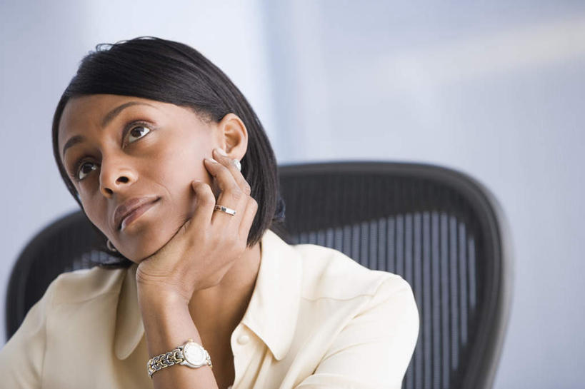 西方人,一个人,商务人士,商务女性,办公室,坐,横图,室内,白天,正面,爱情,椅子,欧洲,非洲,黑人,欧洲人,仅一个女性,仅一个人,一把,撑,套装,时间,时钟,手表,浪漫,计时,托腮,注视,装饰品,会议椅,戒指,饰品,首饰,钟表,观察,看,托,仅一个中年女性,表,恩爱,观看,办公椅,腕表,信物,察看,权利,关注,托下巴,商务装,工薪阶层,手饰,商务椅,培训椅,女人,女性,中年女性,非洲人,白领,上班族,钟,坐着,半身,彩图