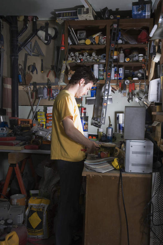 西方人,一个人,站,竖图,室内,白天,侧面,桌面,桌子,欧洲,欧洲人,仅一个男性,仅一个人,连接,握,阴影,组合,服装,反射,木制,工具,影子,凌乱,注视,休闲装,仅一个年轻男性,衣服,木制品,低头,观察,看,站着,休闲,休闲服,握着,服饰,观看,扳手,修理,链接,固定,五金,察看,混乱,紧固,关注,拼接,拼凑,拼合,凑集,聚合,撮合,链结,牢固,夹持,扳头,夹钳,纷乱,缭乱,庞杂,男人,男性,年轻男性,白种人,站立,半身,彩图