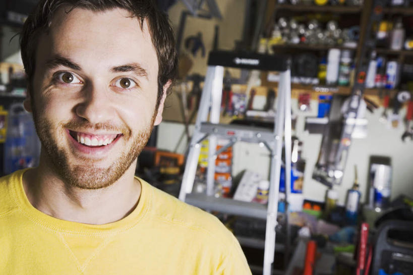 西方人,脸,头,脸颊,胡须,头发,一个人,站,笑,攀登,微笑,露齿笑,横图,室内,特写,白天,正面,欧洲,欧洲人,仅一个男性,仅一个人,连接,阴影,组合,服装,反射,工具,梯子,影子,阶梯,墙,棕色,凌乱,注视,休闲装,肩膀,墙壁,墙面,仅一个年轻男性,衣服,黄色,观察,看,站着,休闲,休闲服,爬,服饰,观看,上升,扳手,链接,固定,五金,察看,混乱,紧固,关注,拼接,拼凑,人字梯,拼合,凑集,聚合,撮合,链结,牢固,夹持,扳头,登高,夹钳,纷乱,缭乱,庞杂,男人,男性,年轻男性,白种人,头部,胡子,络腮胡,直发,脸部,脸蛋,面部,攀爬,站立,半身,彩图,短发