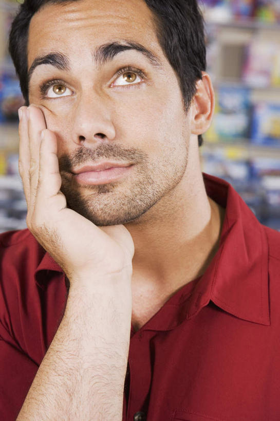 西方人,脸,头,脸颊,手,胡须,头发,一个人,商店,站,竖图,室内,特写,白天,正面,游戏,玩具,欧洲,欧洲人,仅一个男性,仅一个人,仅一个中年男性,撑,阴影,服装,朦胧,模糊,反射,影子,玩,托腮,注视,休闲装,娱乐,商铺,肩膀,衣服,红色,黑色,观察,看,托,站着,休闲,手部,休闲服,益智,服饰,观看,活动,单手,察看,发泄,关注,消遣,智力,托下巴,玩具店,宣泄,市肆,商号,男人,男性,中年男性,白种人,头部,胡子,络腮胡,直发,脸部,脸蛋,面部,玩耍,嬉戏,站立,半身,彩图,店铺,短发