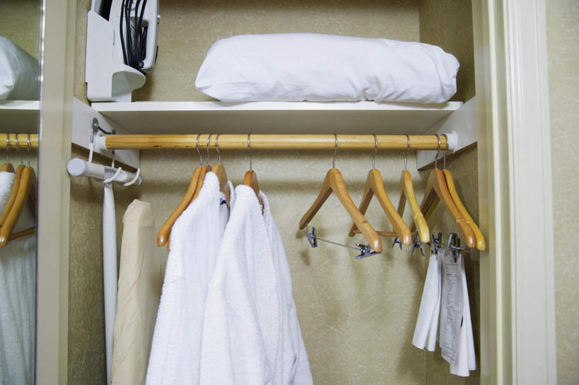 无人,横图,室内,白天,正面,衬衫,柜子,靠垫,静物,衣架,阴影,反射,木制,影子,靠枕,白色,夹子,木制品,垫子,衣橱,枕头,衣夹,更衣橱,挂衣架,晾衣架,彩图,衬衣