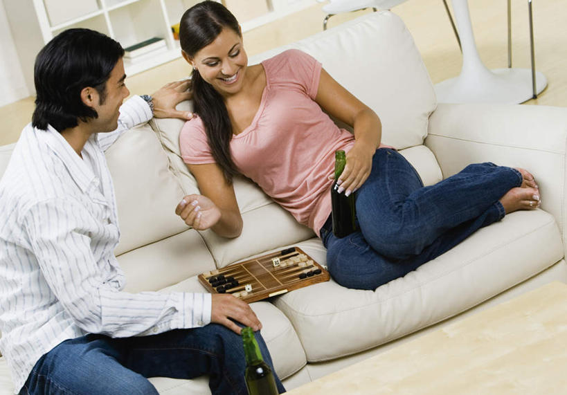 红酒,葡萄酒,东方人,西方人,两个人,客厅,坐,笑,微笑,露齿笑,横图,室内,白天,正面,爱情,游戏,快乐,比赛,竞争,沙发,欧洲,欧洲人,亚洲,握,服装,酒类,浪漫,拿,玩,红酒瓶,拿着,注视,休闲装,黄种人,娱乐,玻璃制品,酒,酒瓶,饮料,衣服,玻璃瓶,瓶子,象棋,低头,观察,看,休闲,温暖,温馨,休闲服,棋盘,红葡萄酒,恩爱,益智,握着,恋人,服饰,观看,活动,和睦,察看,起居室,葡萄酒瓶,发泄,关注,消遣,智力,布艺沙发,宣泄,将棋,日本象棋,客堂,男人,男性,年轻男性,年轻女性,女人,女性,白种人,亚洲人,情侣,玩耍,嬉戏,坐着,半身,彩图,伴侣,融洽