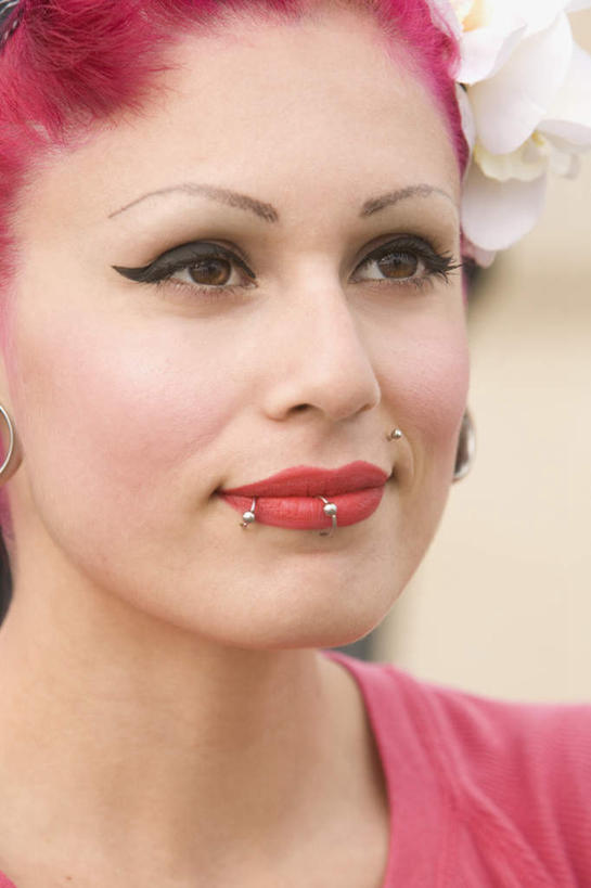 西方人,脸,头,脸颊,头发,一个人,站,笑,微笑,竖图,室外,特写,白天,正面,欧洲,欧洲人,仅一个年轻女性,仅一个女性,仅一个人,阴影,服装,光线,影子,墙,注视,休闲装,墙壁,墙面,装饰品,衣服,粉色,红色,阳光,饰品,首饰,观察,看,站着,休闲,休闲服,服饰,观看,察看,关注,唇钉,年轻女性,女人,女性,白种人,头部,卷发,脸部,脸蛋,面部,站立,半身,彩图,短发