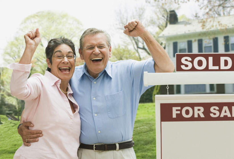 西方人,老年人,两个人,家庭,夫妻,家,站,举,笑,微笑,露齿笑,横图,室外,白天,正面,爱情,草地,草坪,植物,指示牌,欧洲,欧洲人,一副,一排,握,阴影,服装,整齐,光线,英文,标志,文字,眼镜,影子,字符,字母,房屋,屋子,浪漫,注视,休闲装,鼓励,标识,楼房,住宅,草,排列,衣服,绿色,阳光,观察,加油,看,手势,托,握拳,站着,张嘴,休闲,温暖,温馨,一家人,休闲服,恩爱,打气,握着,恋人,服饰,观看,老花镜,英文字母,和睦,察看,队列,关注,鼓舞,张大嘴巴,远视眼镜,老年男性,老年女性,男人,男性,女人,女性,白种人,夫妇,情侣,张开嘴,举起,举手,举着,向上举,向上伸,向上托,站立,半身,彩图,房子,伴侣,融洽