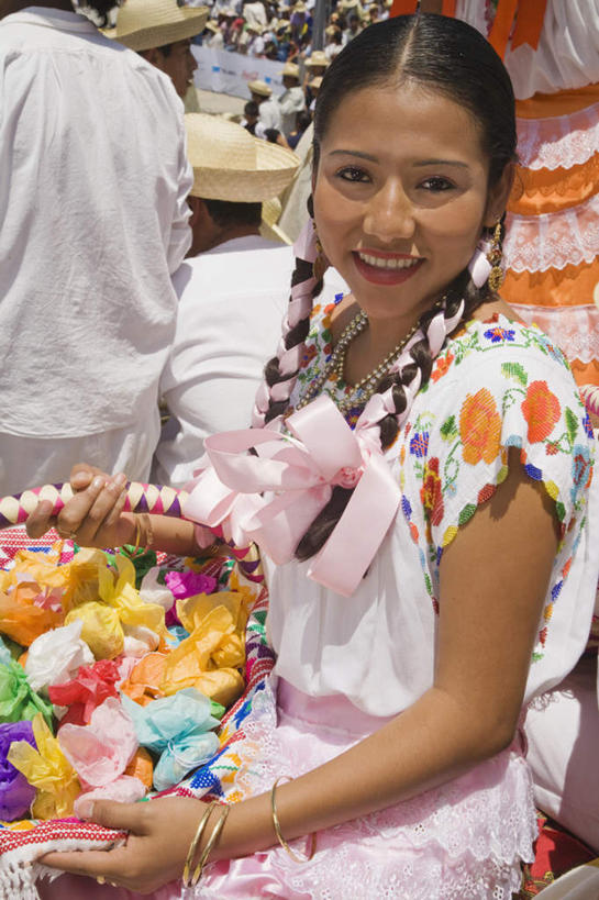 西方人,一个人,坐,笑,交叉,微笑,露齿笑,竖图,彩色,室外,白天,侧面,民族服装,竹子,欧洲,欧洲人,仅一个年轻女性,仅一个女性,仅一个人,一排,许多,握,阴影,竹制,整齐,编织,光线,篮子,丝绸,丝带,影子,缎带,很多,拿,拿着,注视,绸带,排列,一个,白色,阳光,竹篮,观察,看,握着,单个,观看,竹条,堆,交织,察看,竹制品,队列,关注,穿插,贩子,年轻女性,女人,女性,白种人,商人,坐着,半身,彩图,传统服装,民俗服