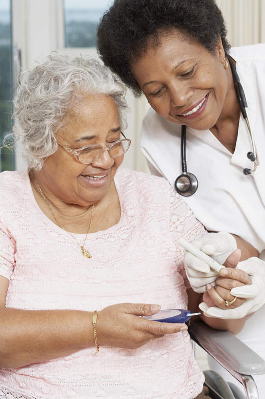 西方人,两个人,病人,护士,站,坐,笑,微笑,露齿笑,竖图,室内,白天,正面,工作服,制服,窗户,落地窗,欧洲,非洲,黑人,欧洲人,一副,握,阴影,服装,反射,眼镜,影子,拿,拿着,注视,休闲装,玻璃窗,衣服,听诊器,低头,观察,看,站着,休闲,休闲服,握着,服饰,观看,老花镜,察看,医疗设备,白衣天使,关注,病患,医疗器械,医疗工具,工作制服,远视眼镜,检测工具,老年女性,女人,女性,中年女性,非洲人,患者,就医者,站立,坐着,半身,彩图,工作套服,血糖检测仪,血糖仪