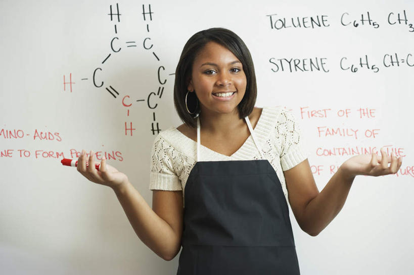 西方人,一个人,学校,站,伸展双臂,笑,微笑,露齿笑,横图,室内,白天,正面,欧洲,非洲,黑人,欧洲人,仅一个年轻女性,仅一个女性,仅一个人,握,服装,化学,英文,笔,标志,围裙,文字,字符,字母,办公用品,拿,拿着,注视,休闲装,标识,校园,水笔,文具,衣服,白色,黑色,白板,学习用品,观察,看,站着,休闲,教室,休闲服,握着,服饰,观看,英文字母,文具用品,察看,关注,记录板,记事板,分子式,年轻女性,女人,女性,非洲人,敞开双臂,伸开双臂,展开双肩,站立,张开手臂,张开双臂,半身,彩图,化学式