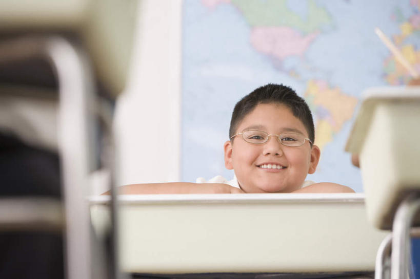 西方人,儿童,一个人,学校,坐,笑,微笑,露齿笑,横图,室内,白天,仰视,探险,纯洁,神秘,宇宙,桌子,地图,欧洲,欧洲人,仅一个男性,仅一个人,一副,朦胧,模糊,科学,太空,星球,眼镜,墙,星云,注视,书桌,校园,墙壁,墙面,小孩,自然,课桌,观察,看,仅一个小孩,教室,可爱,探索,童年,童趣,星系,观看,发现,天体,察看,关注,近视眼镜,童真,星体,烂漫,无邪,天文学,外太空,卫星地图,天真,男孩,男人,男性,白种人,孩子,坐着,半身,彩图,低角度拍摄,男生