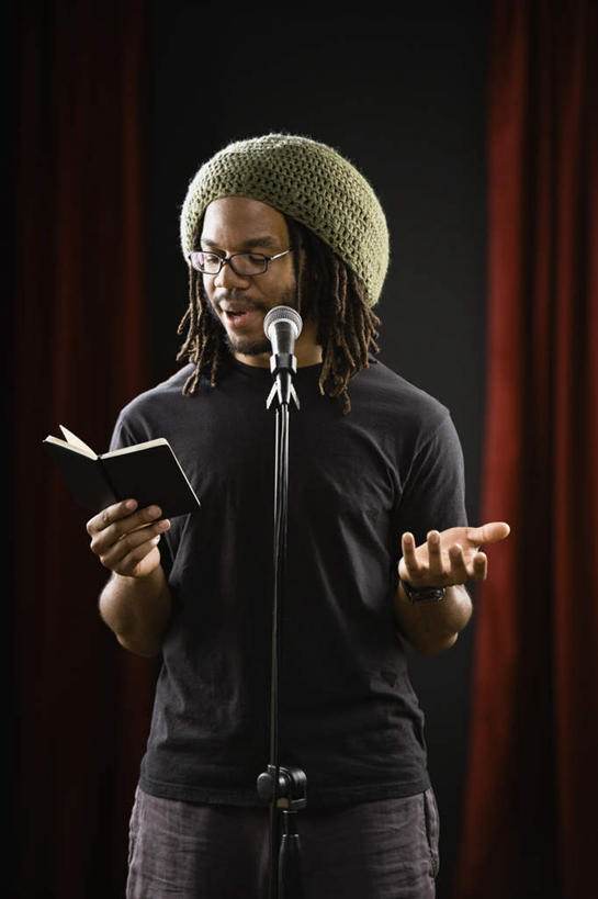 西方人,一个人,站,竖图,室内,白天,正面,帽子,书籍,欧洲,非洲,黑人,欧洲人,仅一个男性,仅一个人,一本,一副,握,服装,时间,时钟,手表,眼镜,拿,计时,拿着,注视,休闲装,仅一个年轻男性,衣服,红色,话筒,钟表,观察,看,站着,休闲,休闲服,表,握着,服饰,帷幕,观看,腕表,察看,麦克风,关注,扩音器,帷幔,幕布,幕帘,近视眼镜,传声器,朗读,朗诵,棉帽,微音器,帷幔布,男人,男性,年轻男性,非洲人,书,图书,钟,站立,半身,彩图