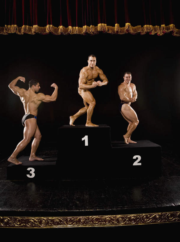 西方人,肌肉,健壮,三个人,运动员,站,举,笑,微笑,露齿笑,竖图,室内,白天,正面,欧洲,欧洲人,握,内裤,标志,领奖台,数字,文字,字符,注视,光脚,标识,裸露,红色,观察,看,托,握拳,站着,健康,赤脚,活力,力量,握着,阿拉伯数字,帷幕,观看,青春,察看,强壮,关注,帷幔,裸,幕布,幕帘,帷幔布,男人,男性,年轻男性,白种人,体育运动员,运动选手,举起,举手,举着,向上举,向上伸,向上托,站立,彩图,全身