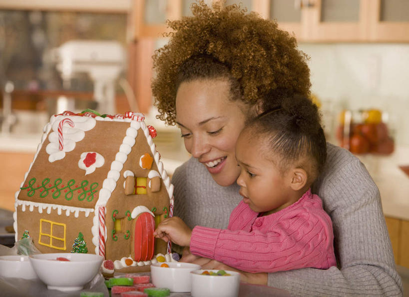 点心,西方人,儿童,两个人,家庭,母亲,女儿,坐,闭眼,抱,笑,微笑,露齿笑,横图,室内,白天,正面,纯洁,桌面,桌子,欧洲,非洲,圣诞节,黑人,欧洲人,握,服装,节日,朦胧,模糊,庆祝,木制,陶瓷,食品,甜点,陶瓷制品,拿,拿着,休闲装,文化,食物,糕点,小孩,衣服,木制品,容器,碗,饼干,甜食,零食,庆典,休闲,温暖,温馨,母女,一家人,休闲服,可爱,母爱,童年,童趣,握着,服饰,抱着,纪念,储藏,和睦,搂着,储存,童真,烂漫,无邪,姜饼,姜饼屋,德式姜饼,天真,年轻女性,女孩,女人,女性,非洲人,孩子,年轻人,闭眼睛,闭着眼,闭着眼睛,搂,搂抱,坐着,半身,彩图,融洽,贮存,女生