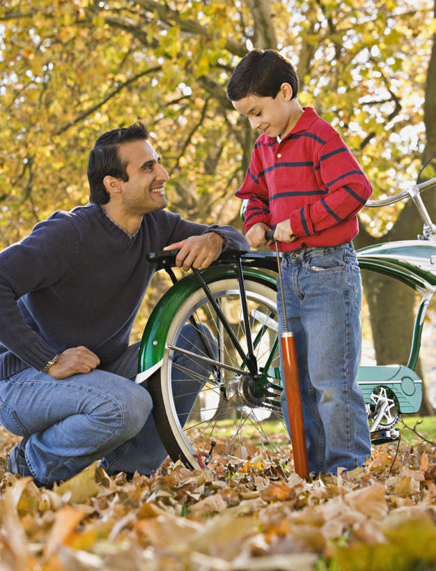 西方人,儿童,中年人,两个人,家庭,父亲,儿子,站,蹲,笑,微笑,露齿笑,竖图,室外,白天,正面,毛衣,纯洁,草地,草坪,植物,自行车,叶子,欧洲,欧洲人,握,裤子,枫叶,枯叶,落叶,注视,牛仔裤,设备,踩,车,脚踏车,草,树,树木,小孩,黄色,红色,绿色,自然,交通工具,踩着,观察,看,站着,温暖,温馨,父子,一家人,打气筒,父爱,可爱,童年,童趣,打气,握着,充气,生长,成长,观看,枫树叶,和睦,察看,关注,载具,线衫,装备,童真,烂漫,无邪,空气泵,设置,充气筒,天真,男孩,男人,男性,中年男性,白种人,孩子,叶,叶片,蹲着,站立,半身,彩图,绒衣,套衫,套头毛衣,线衣,融洽,男生
