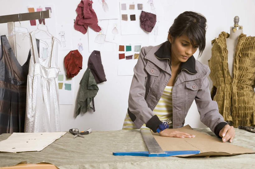 一个人,设计师,办公室,站,横图,室内,白天,正面,集体,家具,桌子,亚洲,仅一个年轻女性,仅一个女性,仅一个人,握,服装,测量,人造模特,刻度,办公桌,利益,拿,拿着,注视,休闲装,衣服,尺,低头,观察,看,站着,服装设计师,休闲,团体,休闲服,握着,服饰,奋斗,道具,观看,测量工具,尺子,愿望,察看,组织,衡量,绘图,工作室,关注,努力,比例,服装师,服装模特,模特道具,测绘,时装道具,展示道具,服装模特道具,陈列道具,办公家具,量具,量仪,标度,垂头,理想,T形尺,丁字尺,针包,针垫,年轻女性,女人,女性,亚洲人,印度人,美术设计员,设计,设计家,设计者,站立,半身,彩图