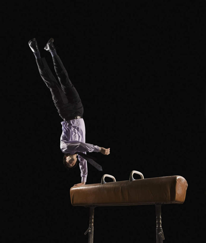 西方人,一个人,商务人士,商务男性,竖图,室内,白天,侧面,衬衫,锻炼,运动,鞍马,欧洲,欧洲人,仅一个男性,仅一个人,撑,倒立,黑色背景,套装,体操,领带,注视,仅一个年轻男性,观察,看,活力,摄影,影棚,观看,察看,撑着,优美,象征,庄重,关注,商务装,身份,工薪阶层,正式,地位,鞍马运动,体育,男人,男性,年轻男性,白种人,白领,上班族,彩图,全身,影棚拍摄,衬衣,健身,拍摄