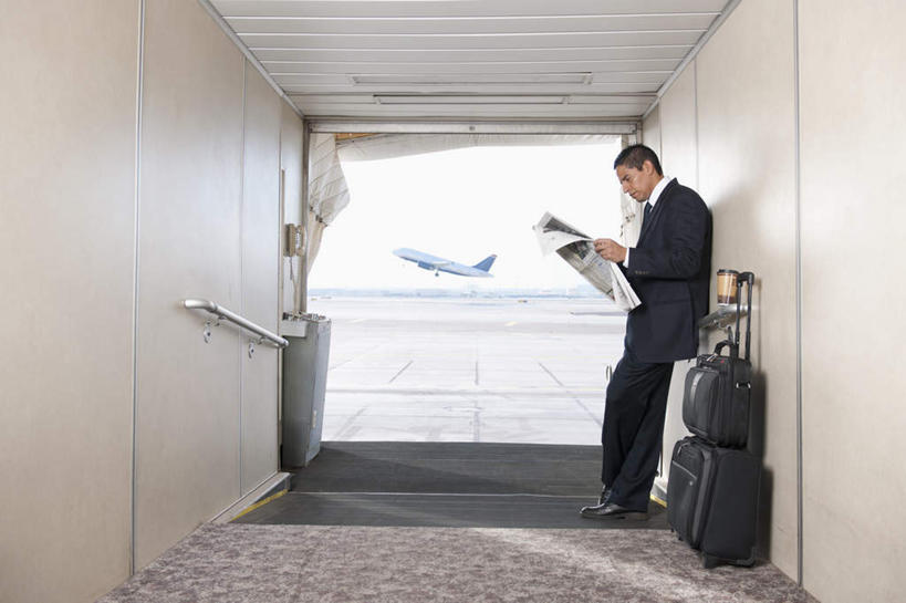 西方人,一个人,商务人士,商务男性,机场,栏杆,站,横图,室内,白天,侧面,衬衫,阅读,飞机,飞机场,报纸,欧洲,欧洲人,仅一个男性,仅一个人,仅一个中年男性,握,学习,套装,扶手,拉杆箱,旅行箱,通道,桥,交通,拿,拿着,注视,航空,护栏,行李箱,箱子,停机坪,交通工具,低头,观察,看,站着,浏览,握着,运输,观看,出差,察看,客机,关注,载具,商务装,工薪阶层,廊桥,登机桥,男人,男性,中年男性,白种人,白领,上班族,站立,彩图,全身,衬衣,旅行