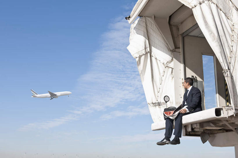 西方人,一个人,商务人士,商务男性,机场,坐,横图,室外,白天,仰视,衬衫,阅读,飞机,飞机场,报纸,欧洲,欧洲人,仅一个男性,仅一个人,仅一个中年男性,握,学习,阴影,套装,光线,影子,云,云朵,通道,桥,交通,拿,云彩,拿着,注视,航空,蓝色,白云,蓝天,天空,阳光,停机坪,交通工具,天,观察,看,浏览,握着,运输,晴朗,观看,察看,客机,关注,载具,商务装,工薪阶层,廊桥,登机桥,男人,男性,中年男性,白种人,白领,上班族,晴空,坐着,彩图,低角度拍摄,全身,衬衣