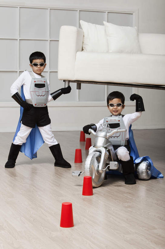 东方人,儿童,两个人,家庭,客厅,站,坐,举,竖图,室内,白天,正面,纯洁,沙发,杯子,亚洲,服装,塑料,三轮车,注视,黄种人,车,脚踏车,小孩,衣服,红色,塑料制品,交通工具,观察,看,托,站着,温暖,温馨,一家人,可爱,童年,童趣,服饰,观看,塑料杯,和睦,察看,起居室,衣着,穿着,关注,载具,儿童车,表演服,演出服,斗篷,布艺沙发,童真,烂漫,无邪,衣饰,客堂,大氅,道具服,天真,男孩,男人,男性,亚洲人,举起,举手,举着,向上举,向上伸,向上托,站立,坐着,彩图,全身,儿童三轮车,融洽,男生