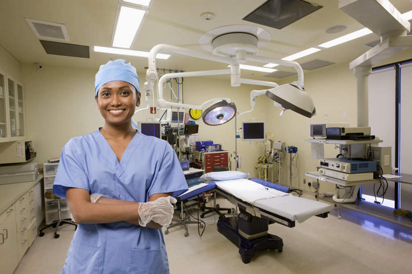 西方人,一个人,医生,医院,站,笑,双手交叉,微笑,露齿笑,横图,室内,白天,正面,工作服,制服,床,帽子,照明,欧洲,欧洲人,仅一个女性,仅一个人,灯光,注视,灯,蓝色,手套,灯具,观察,看,站着,仅一个中年女性,医护人员,医疗人员,橡胶,观看,照亮,察看,手术,医疗设备,双手抱胸,白大褂,照明设备,关注,医疗器械,防护服,橡胶手套,手术台,隔离服,橡胶制品,无菌服,无影灯,医疗机构,医生帽,手术床,医用手套,工作制服,女人,女性,中年女性,白种人,大夫,站立,半身,彩图,工作套服,病院,诊所,防静电工装,隔工作服,洁净工装,洁净工作服,净化服,无尘工作服,无尘衣