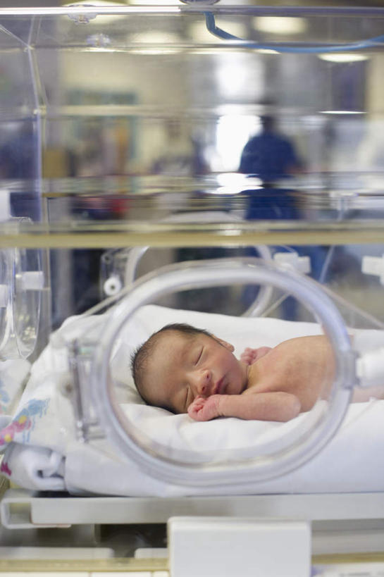 西方人,婴儿,儿童,一个人,躺,闭眼,睡,竖图,室内,白天,正面,纯洁,机器,欧洲,欧洲人,仅一个人,朦胧,模糊,医学,设备,裸露,小孩,可爱,活泼,医疗,医疗设备,宝宝,裸,医疗器械,医疗工具,纯真,烂漫,无邪,检测工具,保育箱,婴儿保育箱,卧着,伶俐,天真,白种人,孩子,闭眼睛,闭着眼,闭着眼睛,困,困觉,寝息,睡觉,躺着,卧,半身,彩图,培养箱,婴儿培养箱