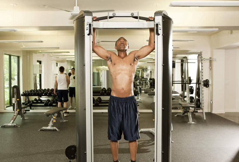 西方人,肌肉,健壮,一个人,健身房,站,拉,举,引体向上,横图,室内,白天,正面,锻炼,运动,欧洲,非洲,黑人,欧洲人,仅一个男性,仅一个人,吊挂,悬挂,裤子,挂,注视,娱乐,裸露,仅一个年轻男性,观察,看,托,站着,享受,休闲,健康,放松,活力,力量,观看,青春,察看,强壮,关注,裸,室内运动,男人,男性,年轻男性,非洲人,举起,举手,举着,抬头,向上举,向上伸,向上托,仰头,引体上升,站立,半身,彩图,健身,健身馆