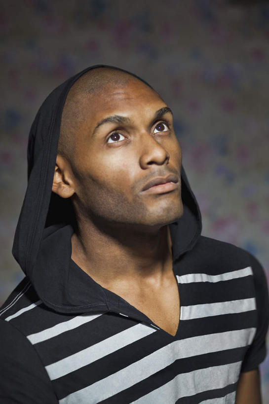 西方人,一个人,竖图,俯视,室内,白天,欧洲,欧洲人,仅一个男性,仅一个人,条纹,服装,注视,休闲装,仅一个年轻男性,衣服,观察,看,休闲,休闲服,连帽衫,服饰,观看,察看,关注,帽衫,男人,男性,年轻男性,白种人,抬头,仰头,半身,彩图,高角度拍摄