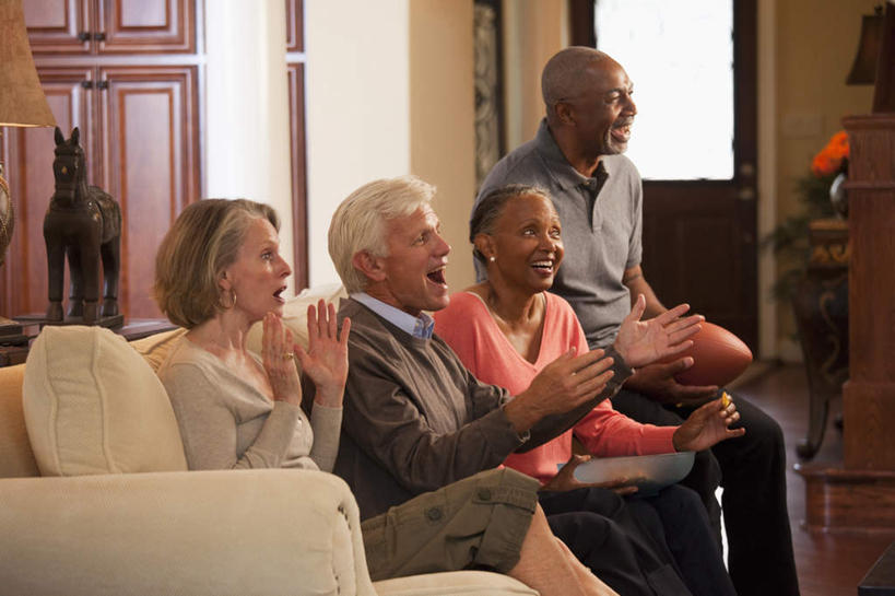 西方人,老年人,四个人,家庭,夫妻,伙伴,朋友,客厅,坐,笑,微笑,露齿笑,横图,室内,白天,侧面,爱情,锻炼,快乐,兴奋,友谊,骄傲,成功,胜利,运动,合作,团队,信心,竞争,橄榄球,靠垫,沙发,欧洲,非洲,黑人,欧洲人,一排,击掌,握,服装,整齐,墙,靠枕,浪漫,速度,拿,拿着,注视,休闲装,运动器械,队伍,墙壁,墙面,排列,衣服,垫子,枕头,观察,看,手势,休闲,温暖,温馨,一家人,休闲服,健身器械,恩爱,力量,平衡,自信,握着,恋人,服饰,观看,协调,和睦,察看,起居室,成就,队列,关注,健身器材,灵敏,合伙,布艺沙发,柔韧,美式橄榄球,耐力,客堂,体育,友情,美式足球,老年男性,老年女性,男人,男性,女人,女性,白种人,非洲人,夫妇,情侣,拍手,坐着,半身,彩图,健身,欢乐,开心,伴侣,融洽,运动器材