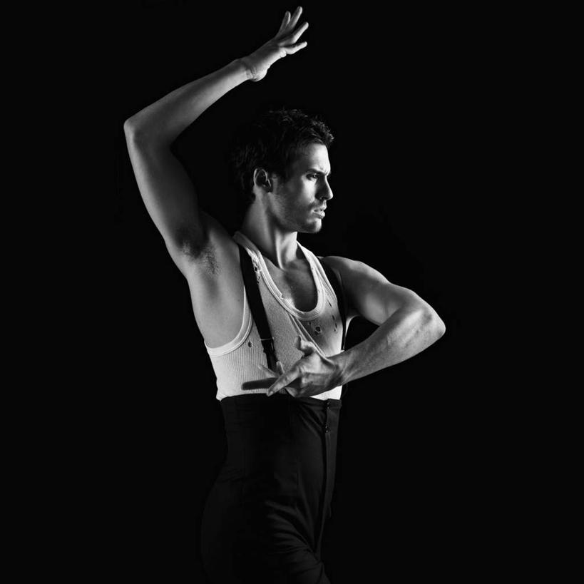 西方人,一个人,跳舞者,站,举,方图,黑白,室内,白天,正面,跳舞,热情,欧洲,欧洲人,仅一个男性,仅一个人,黑色背景,服装,裤子,背心,仅一个年轻男性,衣服,托,站着,背带裤,激情,摄影,服饰,影棚,衣着,穿着,舞姿,衣饰,豪情,狂热,饭单裤,工装裤,男人,男性,年轻男性,白种人,舞蹈家,舞蹈演员,舞者,举起,举手,举着,向上举,向上伸,向上托,站立,半身,影棚拍摄,拍摄,舞蹈,弗拉明戈,弗拉明戈舞