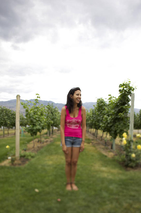 蝶泳,西方人,一个人,果园,站,笑,微笑,露齿笑,室外,白天,正面,草地,草坪,美景,山,山脉,田园,植物,欧洲,非洲,黑人,欧洲人,仅一个女性,仅一个人,服装,裤子,朦胧,模糊,盛开,背心,景观,山峰,乌云,云,阴天,云朵,山峦,花蕾,云彩,注视,牛仔裤,葡萄园,草,花,花瓣,花朵,鲜花,树,树木,衣服,红色,绿色,天空,自然,庄园,群山,天,花苞,花蕊,观察,看,站着,仅一个中年女性,景色,服饰,生长,成长,观看,察看,昏暗,衣着,阴沉,穿着,关注,自然风光,衣饰,女人,女性,中年女性,非洲人,站立,彩图,全身