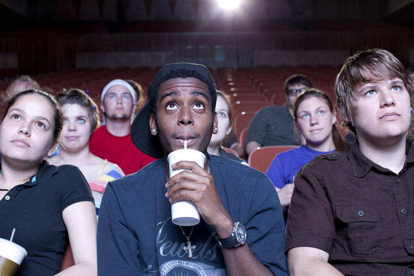 冲浪,西方人,观众,坐,室内,白天,正面,电影院,剧院,椅子,欧洲,非洲,黑人,欧洲人,一排,喝,服装,整齐,并列,并排,手表,塑料,饮品,许多人,注视,休闲装,饮料,排列,衣服,红色,塑料制品,观察,看,一群人,休闲,休闲服,服饰,观看,苏打水,腕表,察看,队列,关注,可口,平行,适口,男人,男性,年轻男性,年轻女性,女人,女性,白种人,非洲人,观赏人员,坐着,半身,彩图,眩光,剧场