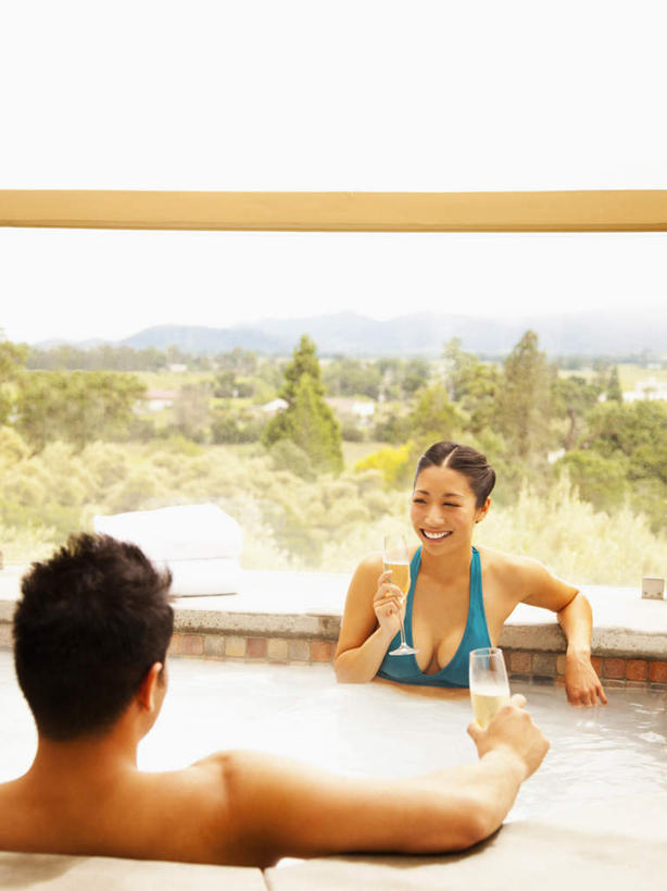 葡萄酒,东方人,背部,两个人,坐,笑,微笑,露齿笑,竖图,室外,白天,正面,泳装,比基尼,爱情,奢侈,快乐,草地,草坪,植物,杯子,亚洲,握,阴影,光线,高脚杯,影子,浪漫,拿,拿着,注视,黄种人,裸露,相视,玻璃制品,酒,草,树,树木,饮料,绿色,阳光,自然,酒杯,香槟,观察,看,温暖,温馨,面对面,恩爱,诱惑,握着,恋人,生长,成长,观看,对视,和睦,察看,互视,关注,浴池,裸,相对,香槟杯,相看,气泡酒,起泡酒,汽酒,男人,男性,年轻男性,年轻女性,女人,女性,亚洲人,情侣,玻璃杯,坐着,半身,彩图,三点式,泳衣,高兴,欢笑,混堂,伴侣,融洽