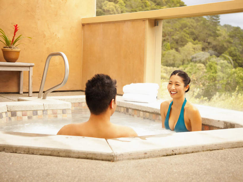 东方人,背部,两个人,栏杆,坐,笑,微笑,露齿笑,横图,室外,白天,正面,泳装,比基尼,爱情,植物,亚洲,阴影,盛开,光线,盆栽,影子,墙,围栏,盆景,浪漫,花蕾,注视,黄种人,护栏,裸露,相视,墙壁,墙面,花,花瓣,花朵,鲜花,树,树木,红色,绿色,阳光,自然,花苞,花蕊,观察,看,温暖,温馨,面对面,恩爱,恋人,生长,成长,观看,对视,和睦,察看,互视,关注,浴池,裸,相对,相看,男人,男性,年轻男性,年轻女性,女人,女性,亚洲人,情侣,坐着,半身,彩图,三点式,泳衣,混堂,伴侣,融洽