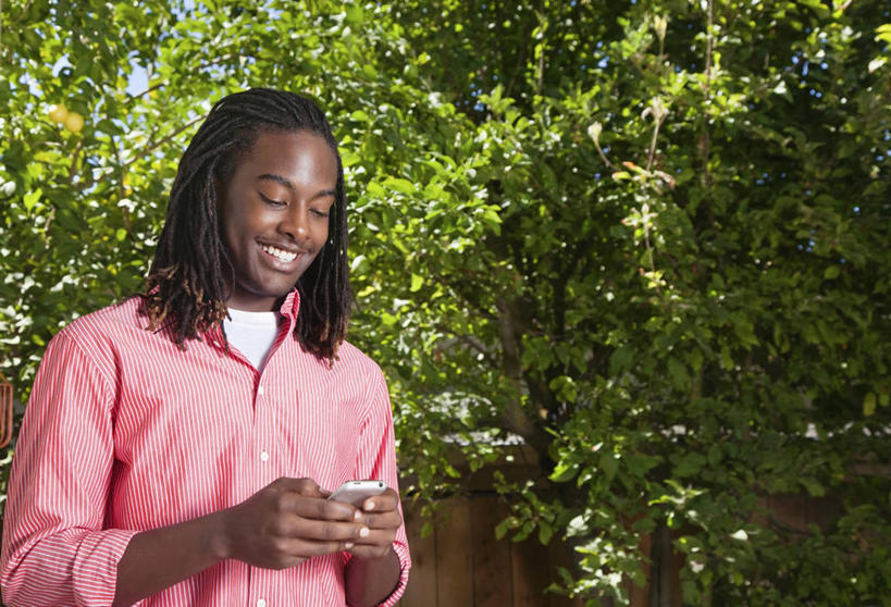 冲浪,西方人,一个人,站,笑,打电话,微笑,露齿笑,室外,白天,正面,植物,电话,手机,欧洲,非洲,黑人,欧洲人,仅一个男性,仅一个人,敲打,握,阴影,服装,光线,影子,注视,休闲装,输入,通讯设备,树,树木,仅一个年轻男性,衣服,红色,绿色,白色,阳光,自然,打字,低头,观察,看,站着,休闲,休闲服,握着,服饰,生长,成长,观看,点击,敲击,察看,关注,交流,按键,男人,男性,年轻男性,非洲人,沟通,通话,站立,半身,彩图