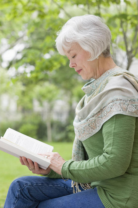 蝶泳,西方人,一个人,公园,坐,捧,室外,白天,侧面,爱情,看书,阅读,植物,书籍,欧洲,欧洲人,仅一个女性,仅一个人,学习,阴影,服装,朦胧,模糊,装饰,光线,影子,浪漫,注视,休闲装,装饰品,树,树木,衣服,蓝色,绿色,灰色,阳光,自然,戒指,饰品,手链,首饰,围巾,书本,低头,观察,看,休闲,温暖,休闲服,恩爱,读书,浏览,服饰,手镯,仅一个老年女性,生长,成长,围脖,观看,保暖,华丽,信物,点缀,察看,权利,御寒,关注,镯子,衬托,美观,雅致,雅观,手饰,老年女性,女人,女性,白种人,书,图书,端,端着,捧着,手捧,坐着,半身,彩图