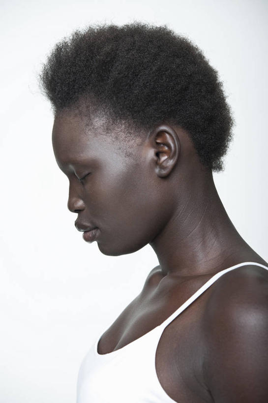 蝶泳,西方人,脸,头,脸颊,头发,一个人,站,闭眼,室内,特写,白天,白色背景,侧面,吊带,欧洲,非洲,黑人,欧洲人,仅一个年轻女性,仅一个女性,仅一个人,服装,吊带衫,肩膀,衣服,白色,黑色,低头,站着,摄影,服饰,影棚,衣着,穿着,垂头,衣饰,年轻女性,女人,女性,非洲人,头部,卷发,脸部,脸蛋,面部,闭眼睛,闭着眼,闭着眼睛,站立,半身,彩图,影棚拍摄,拍摄,短发