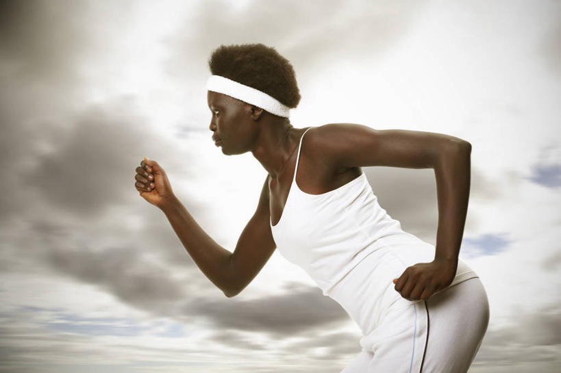 冲浪,西方人,拳,一个人,跑,室外,白天,仰视,锻炼,运动,吊带,欧洲,非洲,黑人,欧洲人,仅一个年轻女性,仅一个女性,仅一个人,一条,握,阴影,服装,光线,束发带,影子,云,云朵,云彩,注视,吊带衫,衣服,蓝色,白色,白云,蓝天,天空,阳光,天,观察,看,握着,服饰,晴朗,观看,察看,衣着,穿着,关注,衣饰,体育,年轻女性,女人,女性,非洲人,拳头,晴空,跑步,半身,彩图,低角度拍摄,健身