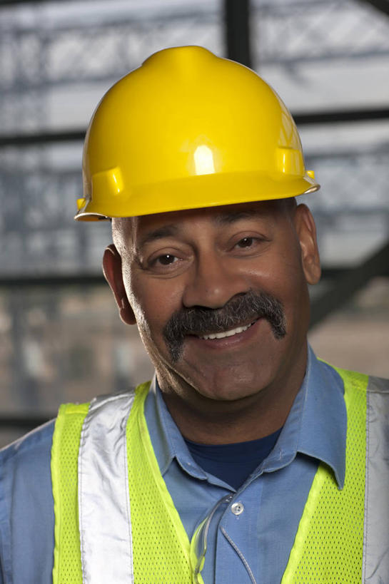 蝶泳,西方人,脸,头,脸颊,胡须,一个人,站,笑,微笑,露齿笑,室内,特写,白天,正面,工作服,制服,帽子,欧洲,欧洲人,仅一个男性,仅一个人,仅一个中年男性,朦胧,模糊,头盔,置物架,注视,肩膀,架子,黄色,安全帽,观察,看,站着,观看,察看,关注,陈列架,一顶,工作制服,搁架,男人,男性,中年男性,白种人,头部,胡子,小胡子,脸部,脸蛋,面部,站立,半身,彩图,工作套服,安全服,反光背心,反光服,反光衣