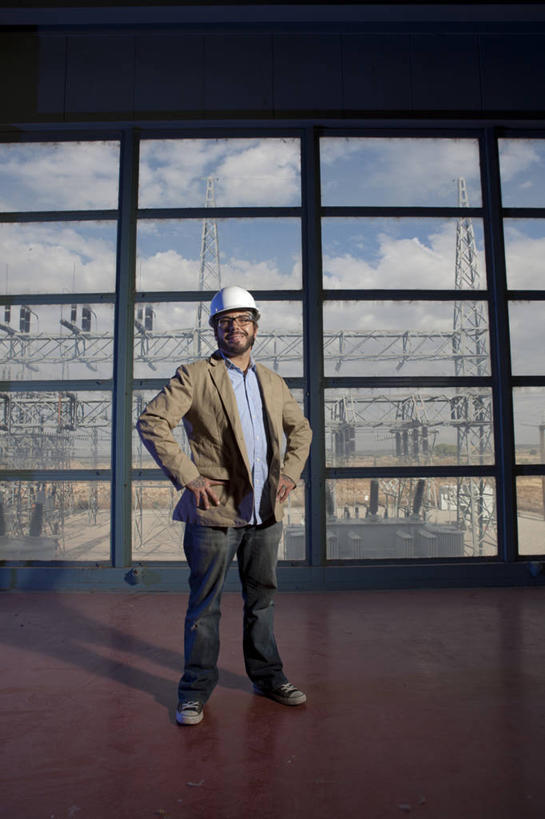 蝶泳,西方人,一个人,高楼大厦,站,室内,白天,正面,窗户,落地窗,大厦,建筑,摩天大楼,帽子,欧洲,欧洲人,仅一个男性,仅一个人,仅一个中年男性,服装,瓷砖,地砖,头盔,地面,注视,休闲装,手叉腰,玻璃窗,衣服,白色,安全帽,叉腰,观察,看,站着,休闲,休闲服,服饰,观看,察看,双手叉腰,关注,一顶,男人,男性,中年男性,白种人,站立,彩图,全身,大楼,高层建筑,高楼,摩天楼