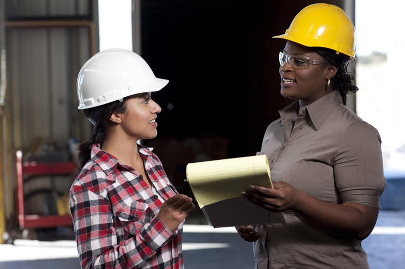 冲浪,西方人,两个人,伙伴,朋友,站,笑,说,微笑,露齿笑,室内,白天,正面,讨论,友谊,安全,合作,团队,门,帽子,欧洲,非洲,黑人,欧洲人,握,阴影,服装,朦胧,模糊,反射,材料,档案,头盔,文件,眼镜,影子,墙,防护,拿,拿着,注视,休闲装,相视,墙壁,墙面,衣服,安全帽,资料,门框,观察,看,站着,休闲,面对面,休闲服,战略,握着,服饰,观看,对视,护目镜,保护,察看,互视,关注,文档,保险,相对,记录板,记事板,相看,保全,周全,安稳,安定,联合,合谋,安全防护眼镜,交流,配合,平安,协作,年轻女性,女人,女性,中年女性,白种人,非洲人,沟通,讲话,交谈,商讨,说话,谈话,站立,半身,彩图,防护眼镜