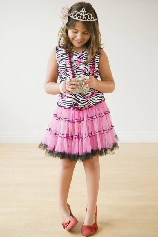 蝶泳,西方人,儿童,一个人,站,笑,微笑,露齿笑,室内,白天,正面,裙子,纯洁,地板,皇冠,欧洲,欧洲人,仅一个女性,仅一个人,握,连衣裙,服装,墙,地面,拿,拿着,注视,木地板,墙壁,墙面,小孩,衣服,低头,观察,看,站着,仅一个小孩,可爱,童年,童趣,握着,服饰,皮夹子,钱包,观看,权威,察看,衣着,零钱包,皮夹,穿着,高贵,关注,童真,烂漫,无邪,权力,统治,垂头,衣饰,天真,女孩,女人,女性,白种人,孩子,王冠,站立,彩图,全身,女生