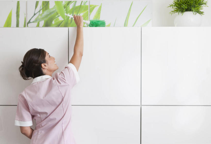 冲浪,西方人,一个人,举,室内,白天,植物,欧洲,欧洲人,仅一个女性,仅一个人,握,服装,盆栽,墙,盆景,拿,拿着,扭头,注视,休闲装,墙壁,墙面,背面,衣服,绿色,自然,观察,看,托,转头,仅一个中年女性,休闲,休闲服,握着,服饰,生长,成长,观看,察看,关注,女人,女性,中年女性,白种人,举起,举手,举着,向上举,向上伸,向上托,半身,彩图