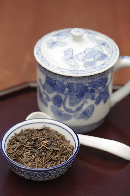 蝶泳,无人,俯视,室内,特写,白天,桌面,桌子,杯子,木制,勺子,陶瓷,陶瓷制品,木制品,容器,水杯,调羹,汤匙,碗,储藏,储存,茶杯,彩图,高角度拍摄,贮存