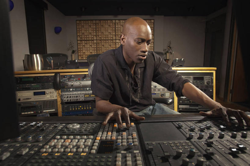 冲浪,西方人,儿童,一个人,坐,室内,白天,正面,陶醉,快乐,桌面,桌子,欧洲,欧洲人,仅一个男性,仅一个人,握,服装,木制,墙,音乐,拿,音乐播放器,拿着,注视,休闲装,墙壁,墙面,小孩,衣服,木制品,低头,观察,看,仅一个小孩,享受,休闲,休闲服,握着,服饰,观看,察看,关注,打碟机,dj师,唱片骑士,垂头,男孩,男人,男性,白种人,孩子,坐着,半身,彩图,DJ打碟机,播放器,男生,沉醉