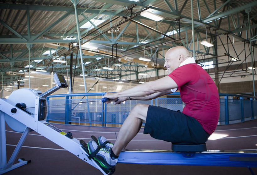 冲浪,西方人,一个人,健身房,坐,室内,白天,侧面,运动服,欧洲,欧洲人,仅一个男性,仅一个人,仅一个中年男性,握,服装,朦胧,模糊,墙,拿,拿着,注视,运动器械,墙壁,墙面,衣服,红色,观察,看,健身器械,握着,服饰,观看,察看,衣着,穿着,关注,健身器材,衣饰,划船器,划船机,男人,男性,中年男性,白种人,坐着,彩图,全身,健身馆,运动器材,运动装