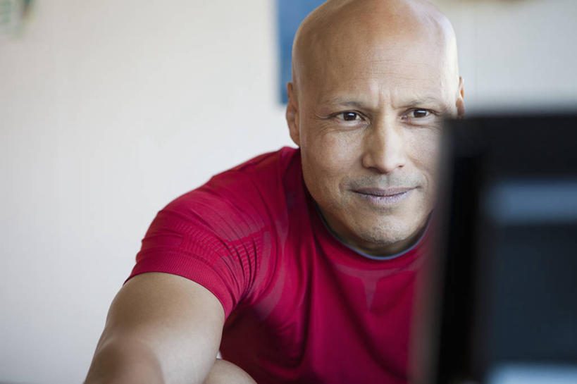 冲浪,西方人,脸,头,脸颊,一个人,健身房,坐,笑,微笑,室内,特写,白天,正面,运动服,欧洲,欧洲人,仅一个男性,仅一个人,仅一个中年男性,服装,朦胧,模糊,墙,注视,运动器械,肩膀,墙壁,墙面,衣服,红色,观察,看,健身器械,服饰,观看,察看,衣着,穿着,关注,健身器材,衣饰,划船器,划船机,男人,男性,中年男性,白种人,头部,脸部,脸蛋,面部,坐着,半身,彩图,健身馆,运动器材,运动装