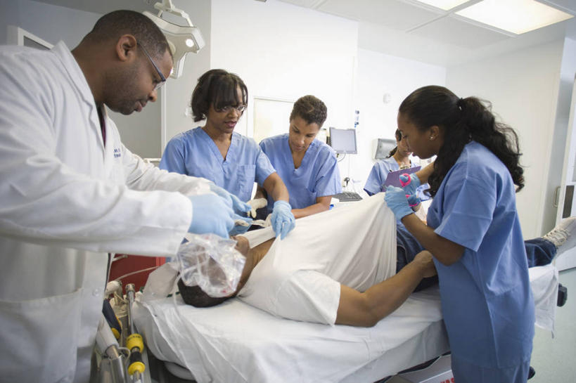 冲浪,西方人,伙伴,朋友,医生,病人,医院,站,躺,室内,白天,正面,工作服,制服,友谊,合作,团队,床,欧洲,欧洲人,握,墙,许多人,拿,拿着,注视,墙壁,墙面,手套,低头,观察,看,站着,一群人,医护人员,医疗人员,橡胶,战略,握着,观看,察看,医疗设备,白大褂,关注,病患,医疗器械,橡胶手套,手术台,橡胶制品,医疗机构,手术床,医用手套,联合,合谋,垂头,工作制服,卧着,配合,协作,男人,男性,年轻男性,年轻女性,女人,女性,中年男性,中年女性,白种人,大夫,患者,就医者,躺着,卧,站立,半身,彩图,工作套服,病院,诊所