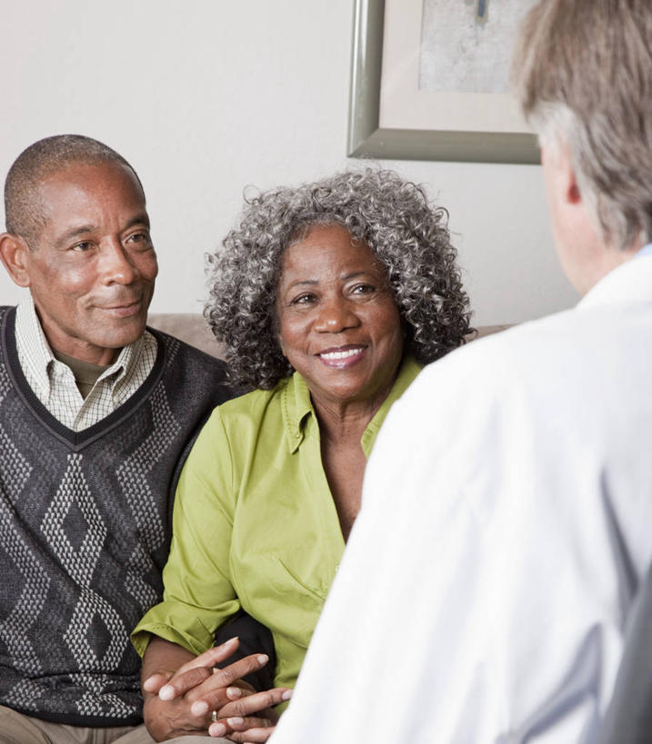 蝶泳,西方人,老年人,背部,三个人,家庭,夫妻,客厅,坐,握手,笑,说,微笑,露齿笑,室内,白天,正面,爱情,讨论,沙发,欧洲,非洲,黑人,欧洲人,服装,浪漫,注视,休闲装,衣服,观察,看,休闲,温暖,温馨,一家人,休闲服,恩爱,恋人,服饰,观看,和睦,察看,起居室,关注,布艺沙发,客堂,交流,老年男性,老年女性,男人,男性,女人,女性,非洲人,夫妇,情侣,搀手,沟通,讲话,交谈,拉手,商讨,手搀手,手拉手,手牵手,手握手,说话,谈话,坐着,半身,彩图,顾问,伴侣,融洽